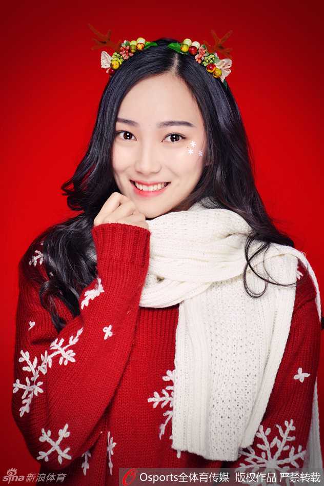 浙江稠州银行蕞红啦啦队圣诞写真:青春绽放,温暖冬日赛场 她手捧精心包装的礼品盒,歪着头嘟起粉嫩的小嘴,眼神里满是天真无邪的俏皮,仿佛在问你是否愿意收下这份圣诞心意。