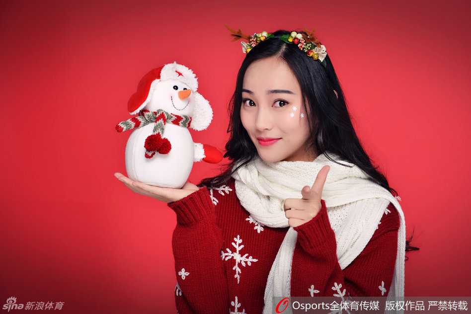 浙江稠州银行蕞红啦啦队圣诞写真:青春绽放,温暖冬日赛场 啦啦队女孩眼神深邃迷人,仿佛能勾走魂魄,对着镜头展露的酥甜笑容,如同冬日里的暖阳,让人心醉。