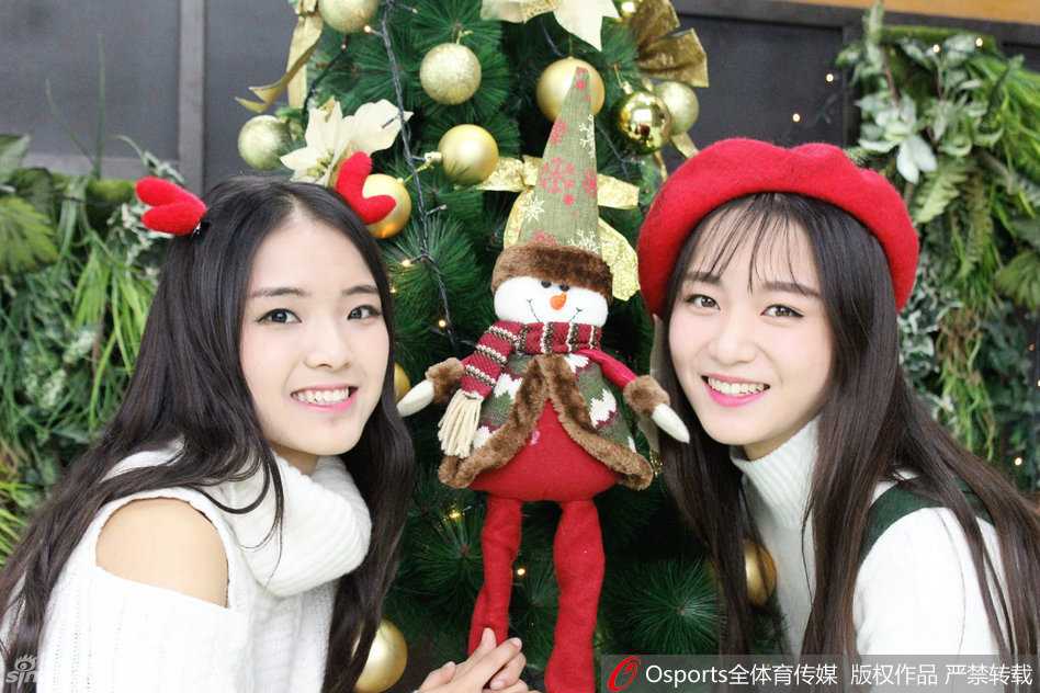 浙江稠州银行蕞红啦啦队圣诞写真:青春绽放,温暖冬日赛场 这礼物送给你,女孩双手递出系着蝴蝶结的礼品盒,眼神真诚而明亮,仿佛在圣诞夜给最亲密的朋友准备惊喜。