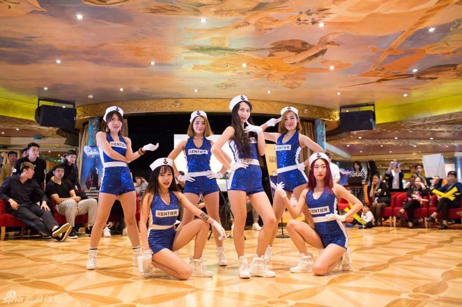 洁白的沙滩上，一位球员弯腰用手指认真划出“肯帝亚”的字样，身后是湛蓝的海天一线，这份陆地与海洋交织的浪漫在此刻凝结。