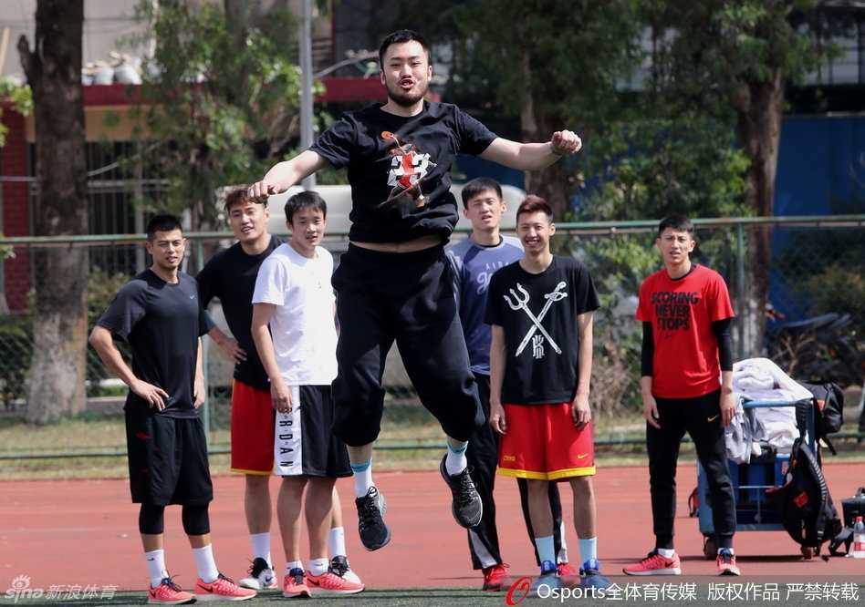 训练接近尾声，队员们聚集在一起放松说笑，尽管汗水湿透了衣衫，但每个人的脸上都洋溢着快乐的笑容，这支团结的中国男篮正在用积极的心态迎接奥运挑战