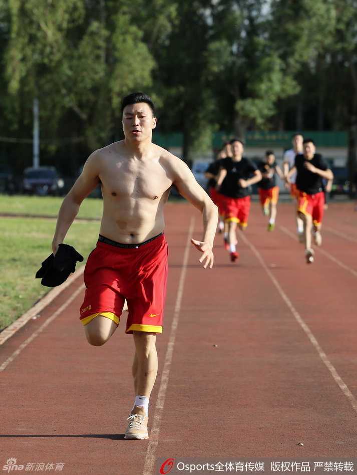 高温与高原的双重考验让李根疲惫不堪，赤裸上身的他弯着腰，仿佛身体被掏空，几乎无法站立。