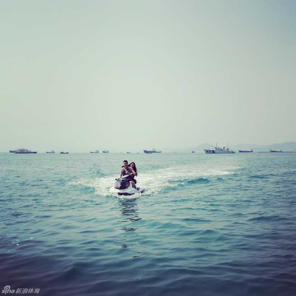 孙悦与陈露脸贴着脸，两人闭眼享受海边的阳光与微风，神情放松而亲密。