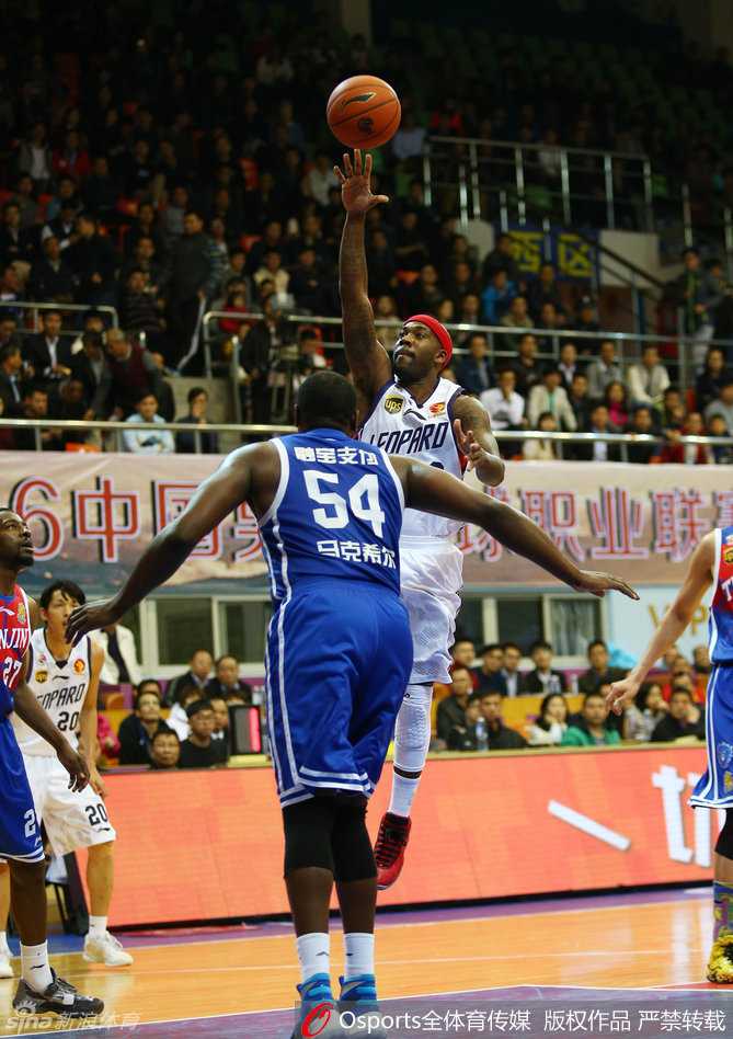 天津队外援马克希尔在深圳队多人包夹下，依然强行起跳上篮，身体对抗激烈，展现了强悍的球风。