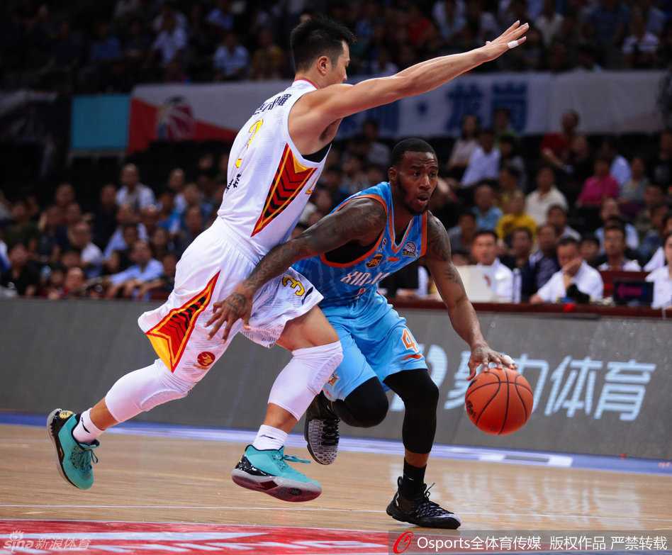 李根在快攻中加速突破，如同一辆重型坦克冲入深圳防线，他的核心力量让防守者难以阻挡，为随后新疆队的进攻拉开了空间。