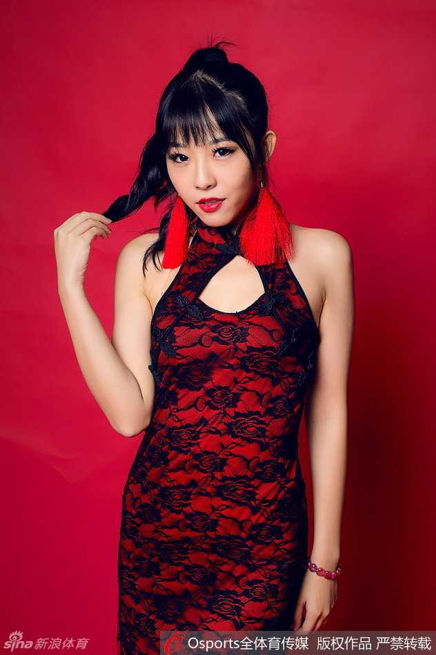 多名啦啦队员集体跳跃，红色锦鲤裙摆飞扬，红色裙摆如鱼尾般散开，场面喜庆热闹