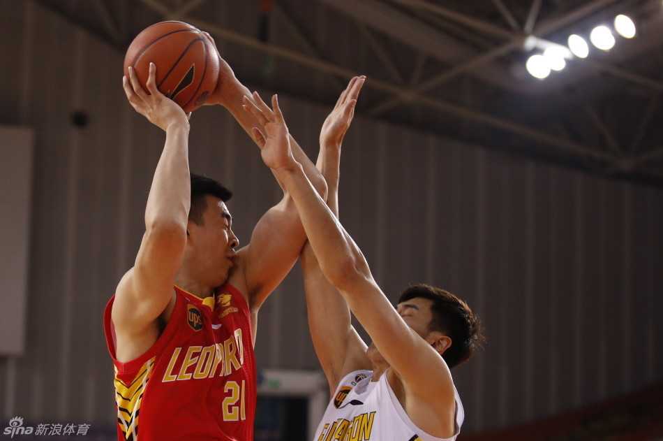 内线悍将李慕豪在人群中高高跃起，利用身高优势完成一次势在必进的篮下单打上篮。