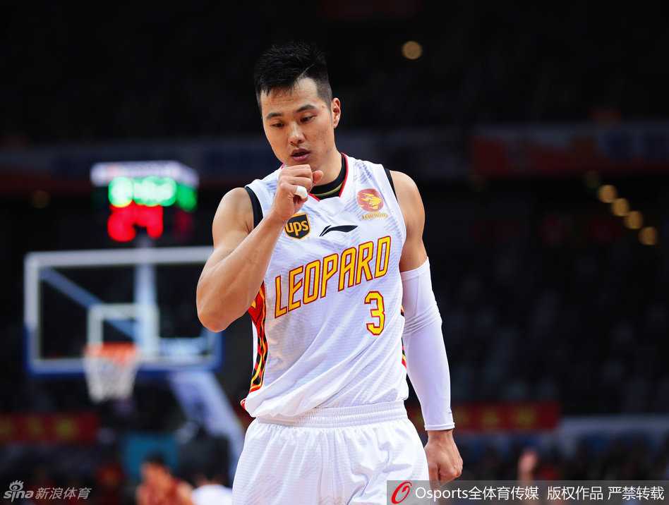 李慕豪接队友传球后，在两名防守球员的夹击下依然将球稳稳放入篮筐，打成了振奋人心的2+1。