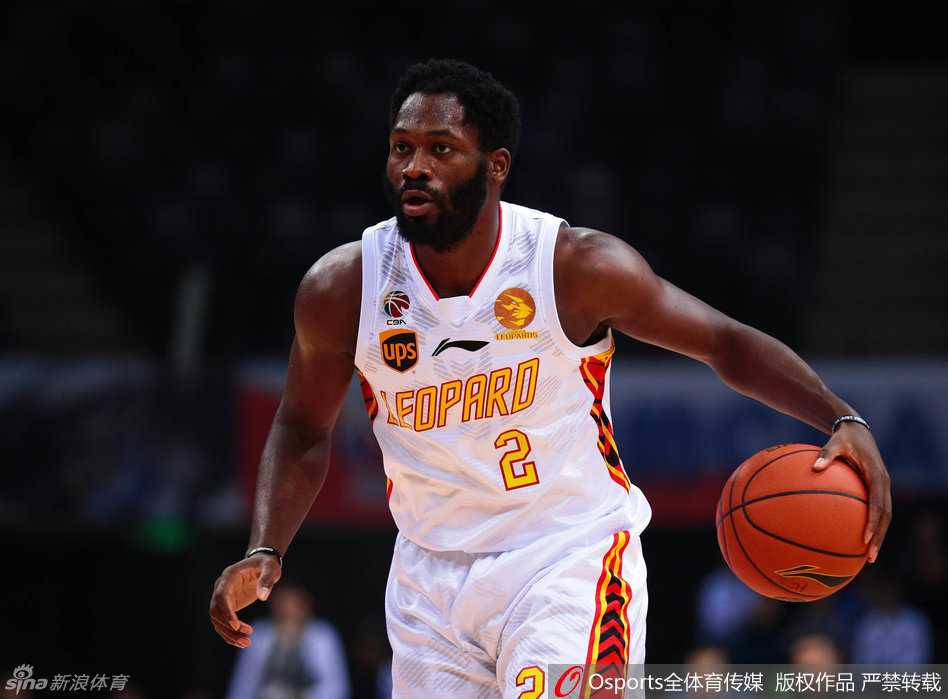 兰佩在低位接到传球，面对防守悍将，他灵活地转身后仰跳投，动作美如画。