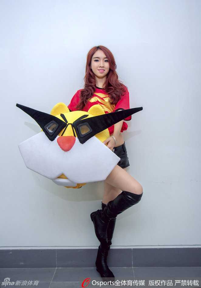 聚光灯下，宝贝的发丝飞扬，脸颊因剧烈运动泛起健康的红晕，高举的双臂展现出青春的活力与自信。