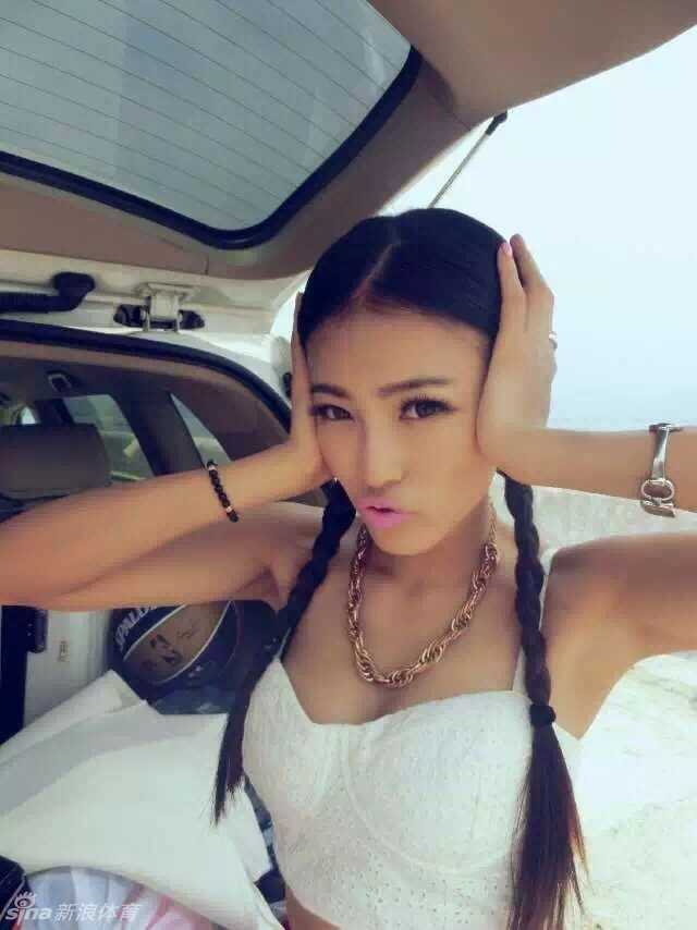 深圳烈豹炫舞团领舞李晓涵热力绽放赛场 李晓涵身材高挑纤细,身着运动背心,展现出长期自律练就的完美身形