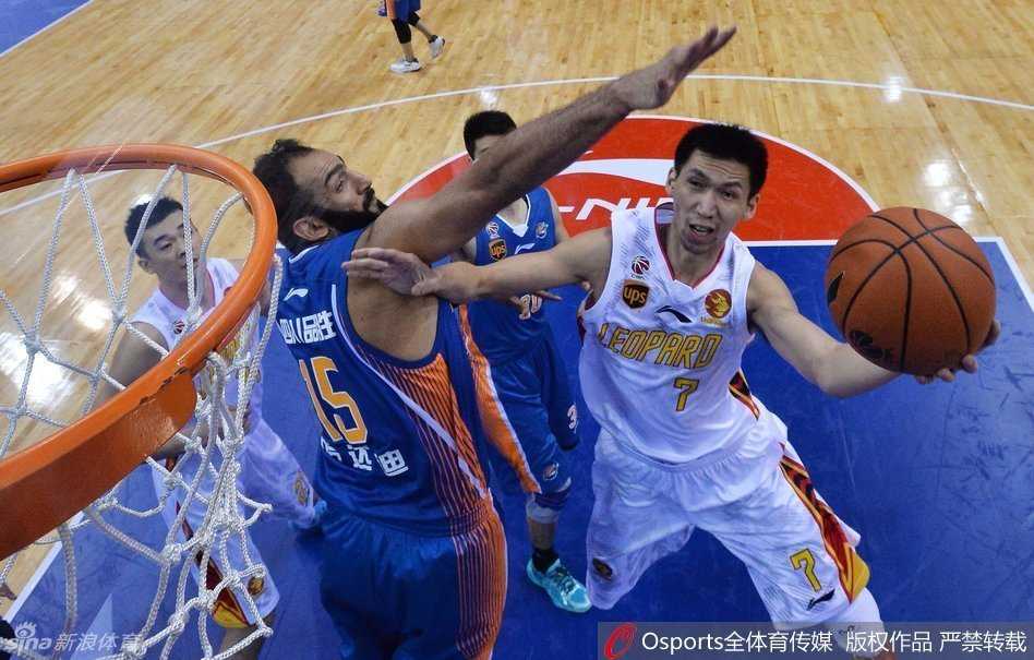 深圳队老将张凯犹如灵狐，在四川队防线缝隙中闪转腾挪，抓住稍纵即逝的投篮机会，稳稳将球送入篮筐。