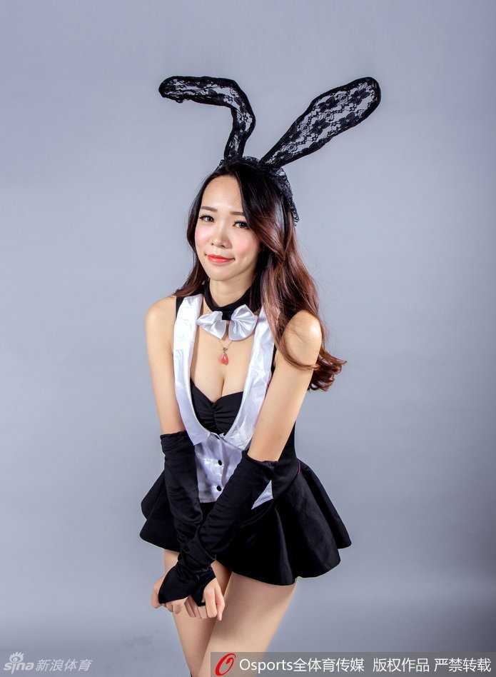 一位戴着猫耳朵发饰的篮球宝贝，手持闪闪发光的魔法棒，正对着镜头露出极具感染力的笑容，酷似从漫画中走出来的魔法少女。