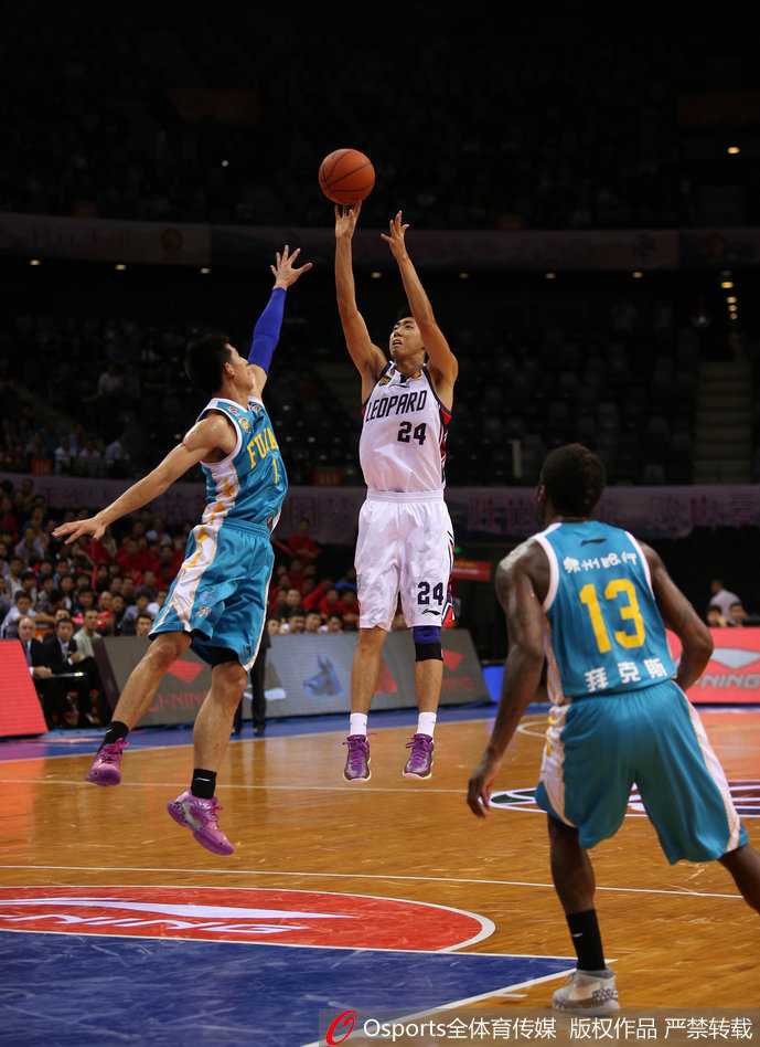 哈提布如推土机般强行上篮，顶着防守将球送入篮筐，老将风采尽显无疑