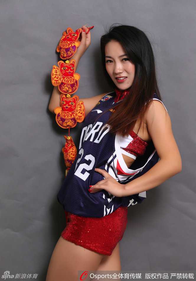 深圳篮球宝贝红唇诱惑，手举中国结，眼神高冷中带着魅惑，新春拜年瞬间。
