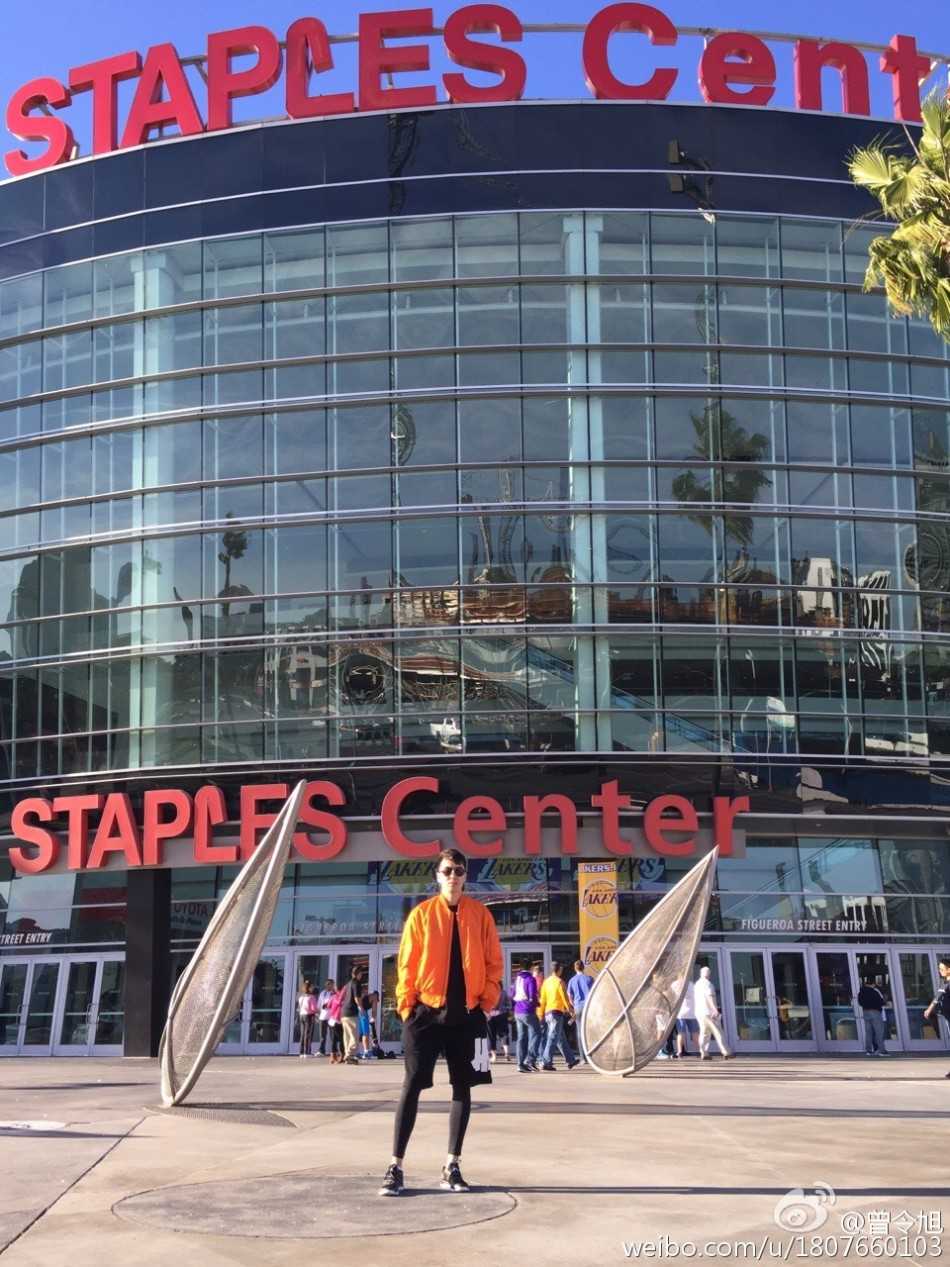 斯台普斯中心门前，身披紫金24号的曾令旭眼神坚定，身后球馆正如火如荼地进行着科比的告别演出，这是他梦开始的地方