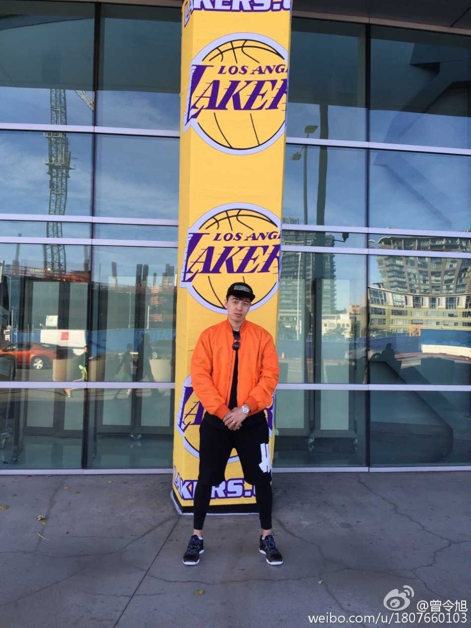 在快船队训练基地的硬木地板上，曾令旭正进行着高强度的控球练习，汗水浸透球衣，每一个动作都透着清华学霸的严谨与自律