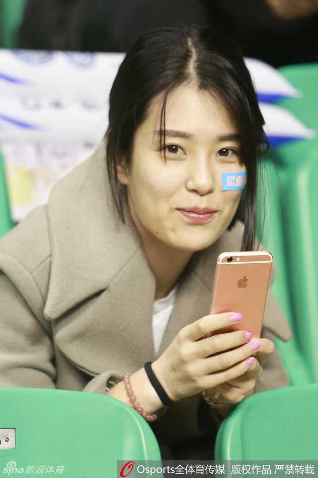 温情与遗憾交织的总决赛舞台 比赛结束后,一位辽宁女球迷神情落寞,眼中含泪,她用手托着下巴,久久不愿离去,仿佛还在回味这场令人心碎的失利。