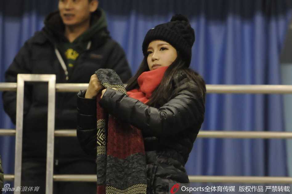 王俪婷与郭妈妈讨论着比赛细节，两人时而点头时而微笑，这种如同闺蜜般的相处模式，展现了她们之间融洽而深厚的情感。