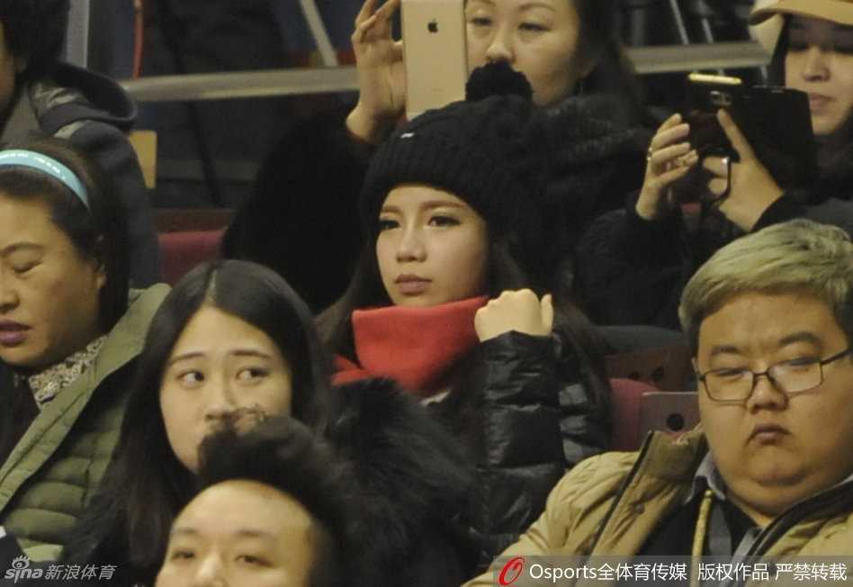 面对场上的激烈对抗，王俪婷紧张地捂住了嘴，身旁的郭妈妈也眉头紧锁，家人的心此刻与在场上飞奔的郭艾伦紧紧相连。