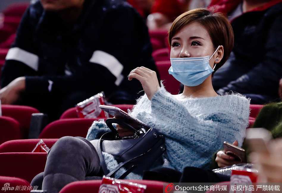 温情陪伴成就京城经典 方硕女友场边见证首钢逆转 赛前热身时分,方硕女友静静坐在场边,一头清爽的短发显得干练十足,眼神专注地望着场内,似乎在为心中的他默默祈祷。