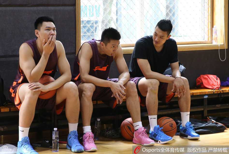 温江基地的别样风景:记CBA体测中的硬汉与柔情 北京队的吉喆在测试中神情专注,他接到球后毫不犹豫地干拔出手,手臂在空中形成一道完美的弧线。这一刻,他不是在体测,而是在实战中执行一次关键投篮。