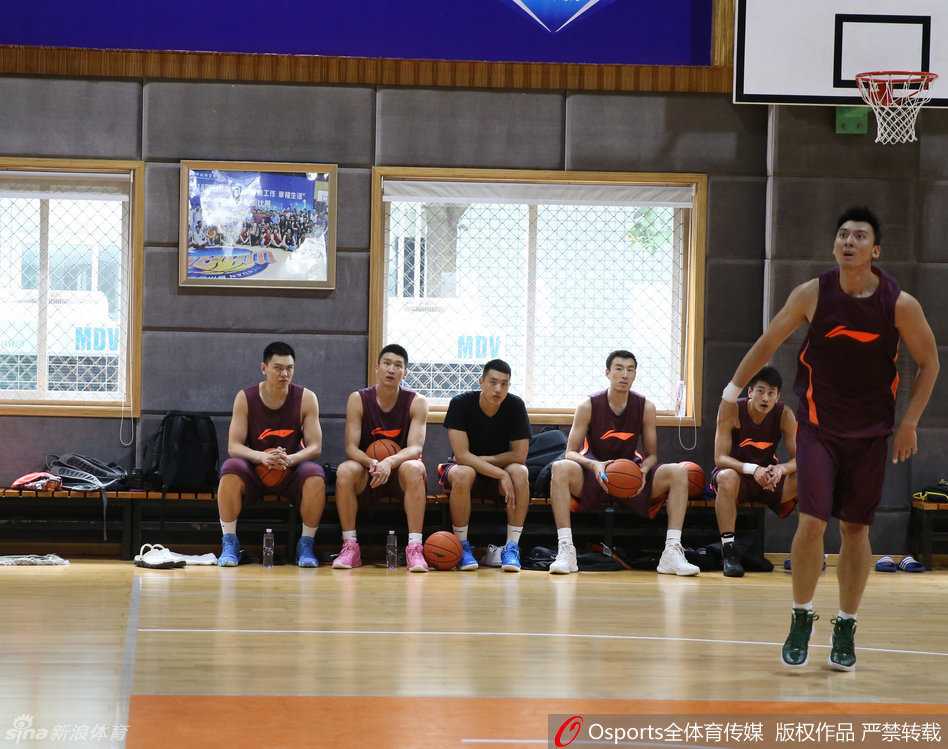 温江基地的别样风景:记CBA体测中的硬汉与柔情 吉喆高高跃起,以一记标准的姿势完成投篮。他的身体在空中完全舒展,手指尖轻柔地拨出篮球,眼神紧紧跟随球的轨迹,仿佛一名艺术家在审视自己的作品。