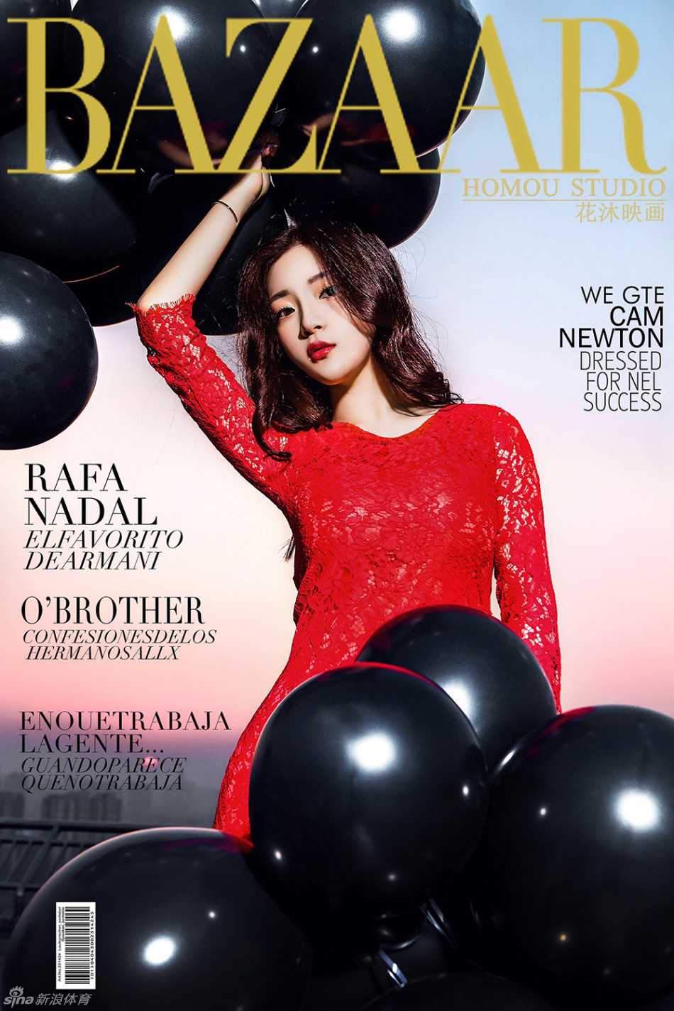 赛场边的她激情四射，手持啦啦队花球，身体随着动感的节奏舞动，火辣舞姿瞬间点燃了整个场馆的气氛。