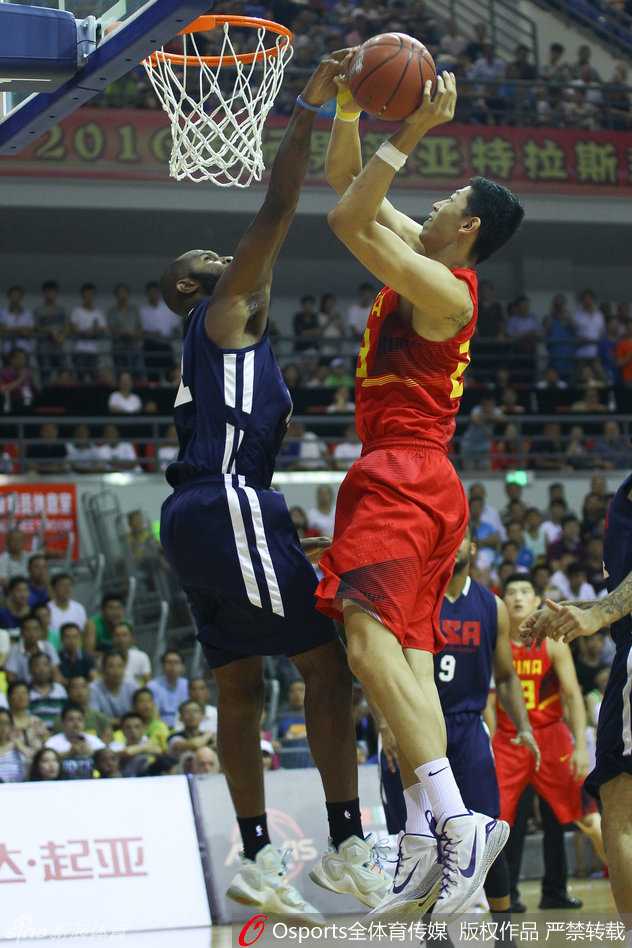 在一瞬间的停顿中，廉明快速扭头观察队友的跑位，他不仅想着自己得分，更时刻准备着为位置更好的同伴送出精妙的传球。