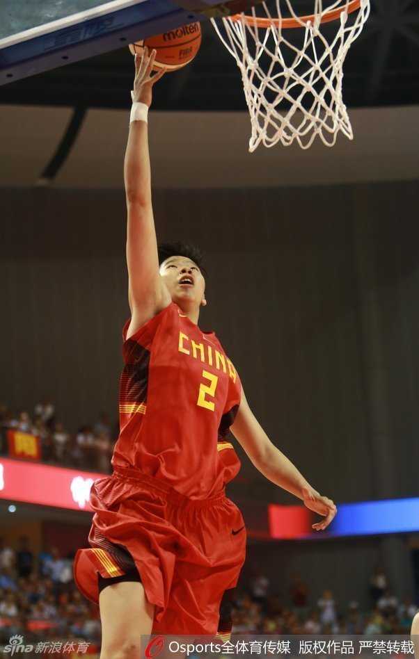 湘南衡阳大捷:女篮用60分狂胜奏响里约前奏曲 中国女篮后卫在多人包夹下依然毫无畏惧,以强悍的姿态突破新西兰防线上篮得分。