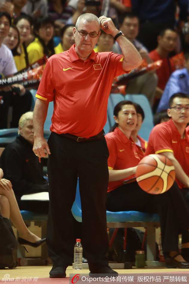 湘南衡阳大捷:女篮用60分狂胜奏响里约前奏曲 老将陈楠稳稳站上罚球线,眼神坚毅,她的每一次触球都能带给年轻队员无限信心。