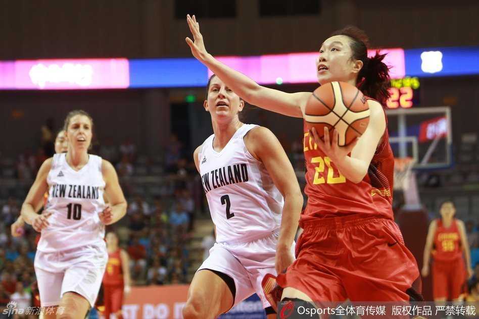 湘南衡阳大捷:女篮用60分狂胜奏响里约前奏曲 尽管分差巨大,但新西兰队员依然没有放弃,奋力起跳试图封盖中国队的投篮。
