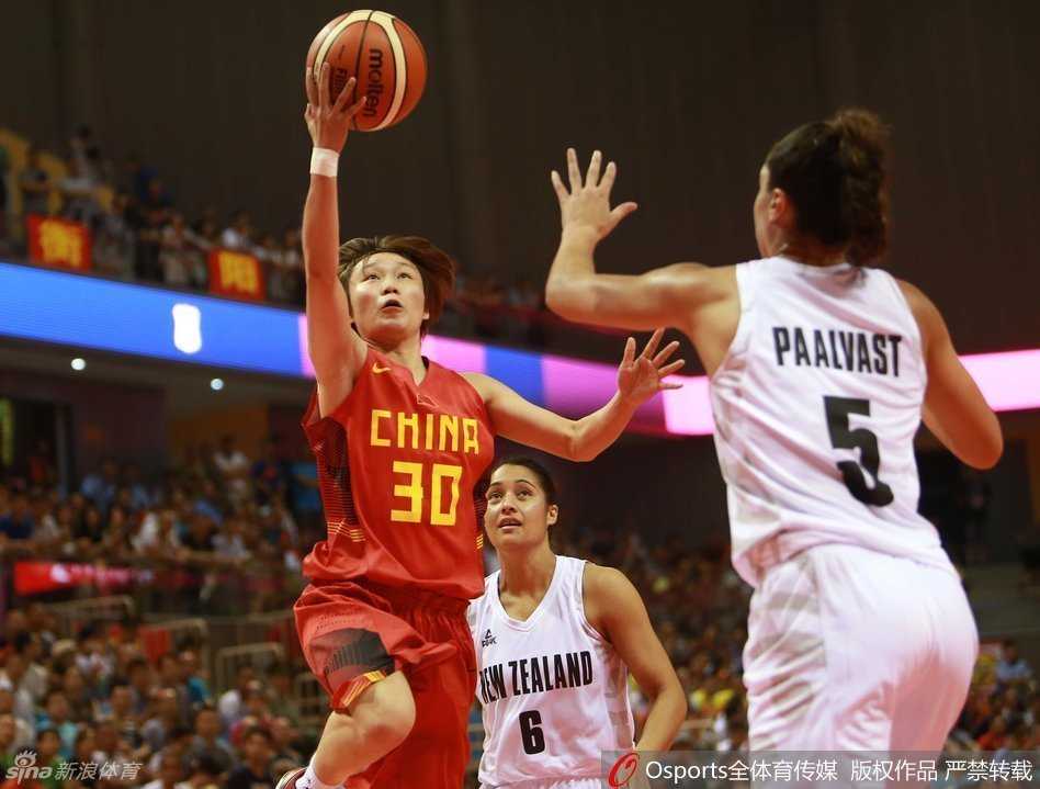 湘南衡阳大捷:女篮用60分狂胜奏响里约前奏曲 进攻得手后,场边的教练组成员向场上队员竖起大拇指,这不仅是鼓励,更是对团队执行力的高度认可。