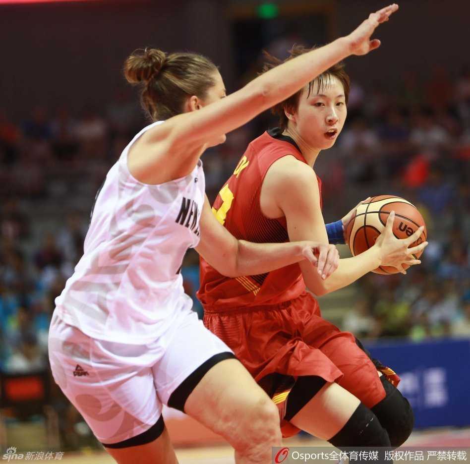 湘南衡阳大捷:女篮用60分狂胜奏响里约前奏曲 马赫教练在场边神色专注地指挥战术,对于这支年轻的队伍,他倾注了全部心血,追求每一个细节的完美。