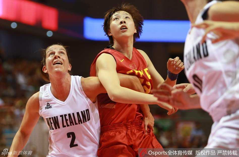 湘南衡阳大捷:女篮用60分狂胜奏响里约前奏曲 邵婷在行进间巧妙传球,撕开了对手的防线,团队篮球的理念在这场大胜中体现得淋漓尽致。