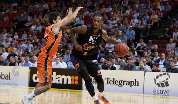 澳洲NBL战报:墨尔本加时惜败,珀斯险胜阿德莱德,新西兰破坏者双杀对手 新西兰破坏者队员 Kirk Penney 跳投三分,篮球划过完美弧线,主场球迷纷纷起立欢呼