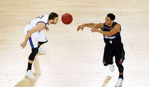 澳洲NBL战报:墨尔本加时惜败,珀斯险胜阿德莱德,新西兰破坏者双杀对手 坎斯大班球员 Mark Worthington 篮下强打,利用身体优势顶开防守,奋力将球放入篮筐