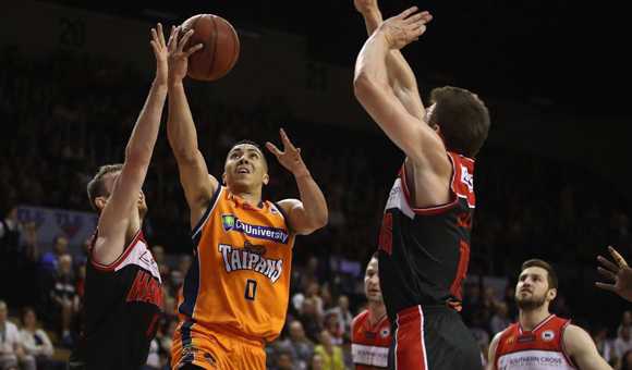 澳洲NBL战报:墨尔本加时惜败,珀斯险胜阿德莱德,新西兰破坏者双杀对手 伊拉瓦拉老鹰队员投篮不中后,脸上露出失望神情,坎斯大班球员则迅速卡位准备拼抢篮板