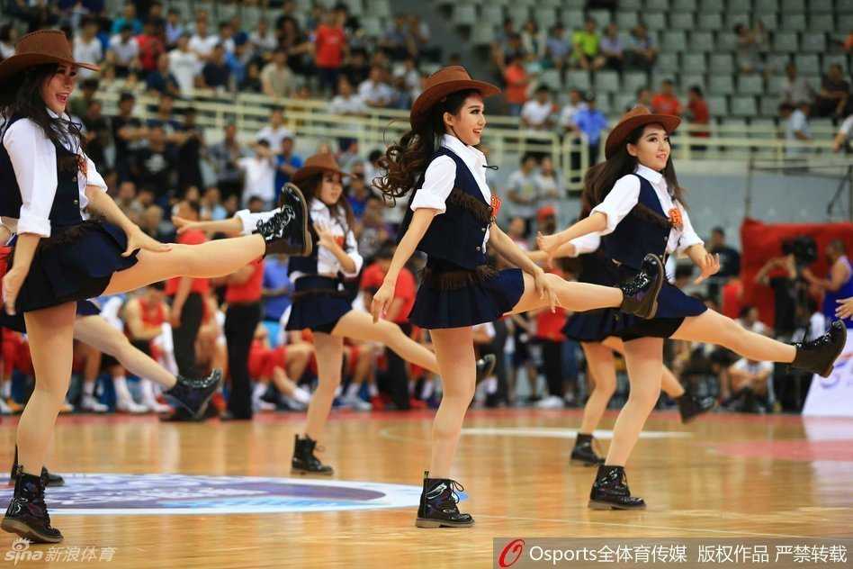 表演接近尾声，篮球宝贝们集体向观众席送出飞吻，感谢球迷们的热情回应，这一瞬间成为刚猛赛场上一道最温柔的风景线。