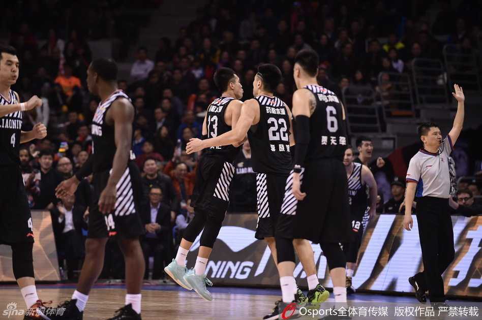 场边气氛骤然紧张，辽宁队主帅郭士强在离场通道附近情绪激动地指向工作人员，他的眼中充满质问，身后的球员试图上前拉开，冲突一触即发。