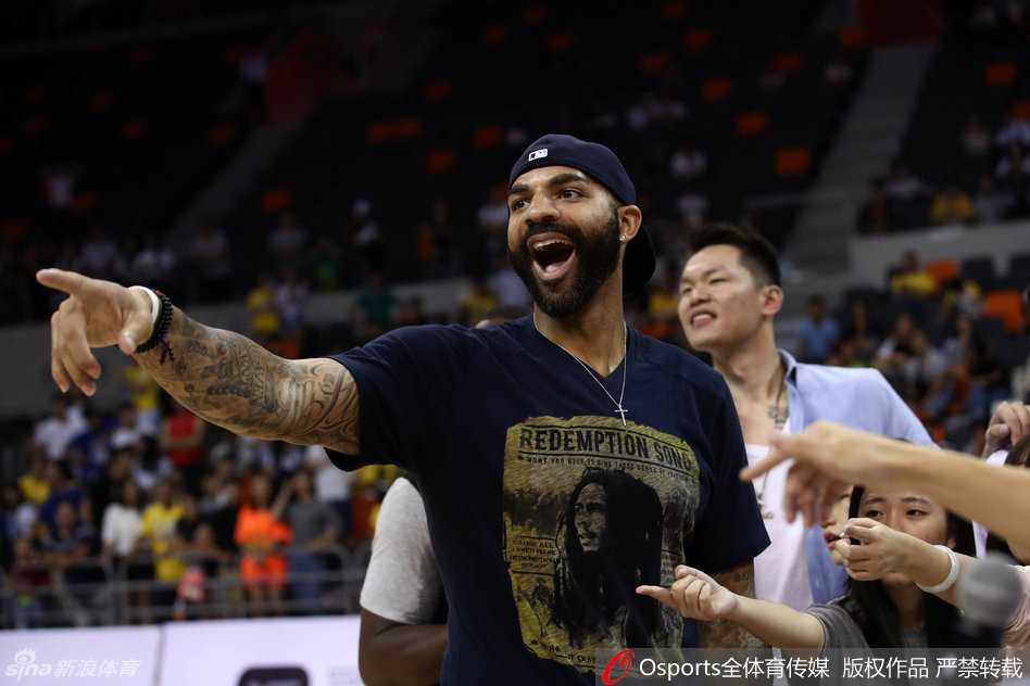 激情赛场与温情瞬间:回望广东宏远的峥嵘岁月 广东队的小将赵睿在场上持球突破,他眼神坚毅,充满了年轻球员特有的朝气与拼搏精神。