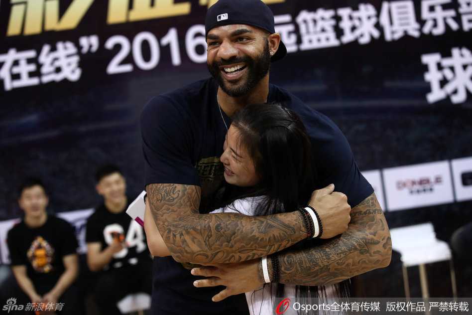 激情赛场与温情瞬间:回望广东宏远的峥嵘岁月 小外援斯隆在比赛中控球组织,他视野开阔,正试图通过精妙的传球撕开对手的防线。