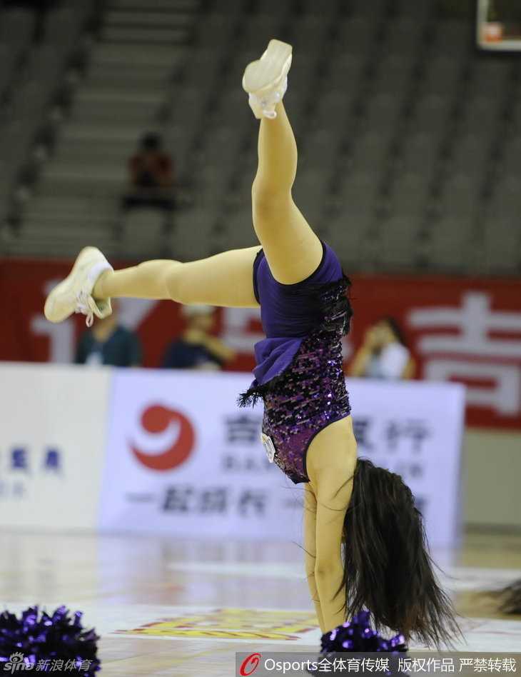 激情飞扬定格经典瞬间:回顾2016年沈阳国际男篮精英赛上的篮球宝贝 面对强大的对手,篮球宝贝们卖力舞动,用充满力量的助威声为辽宁衡润队注入强劲动力