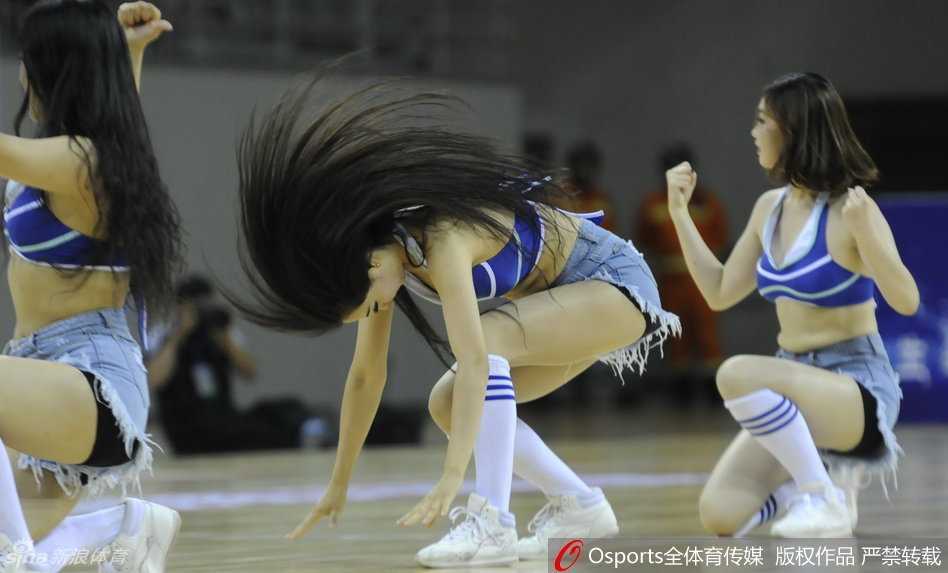 激情飞扬定格经典瞬间:回顾2016年沈阳国际男篮精英赛上的篮球宝贝 啦啦队队长高举双拳,以极具感染力的肢体语言调动全场观众的情绪,欢呼声此起彼伏