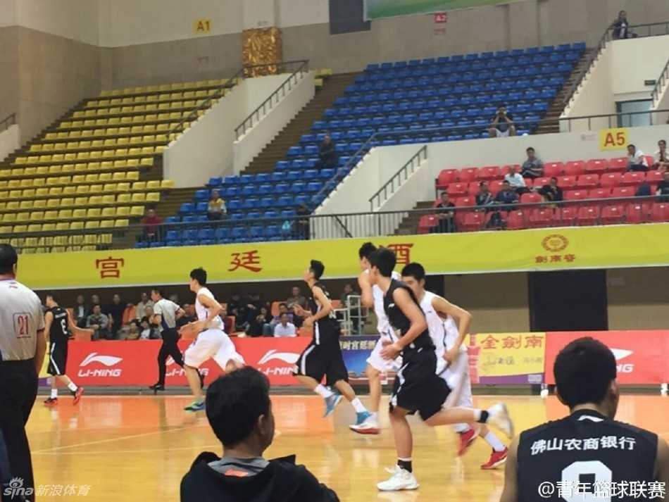 激战正酣!全国青年篮球锦标赛多场对决上演,未来之星闪耀赛场 山西与湖南的肉搏战中,双方球员为了球权人仰马翻,裁判不得不紧急介入将情绪激动的队员分开,空气中都弥漫着火药味