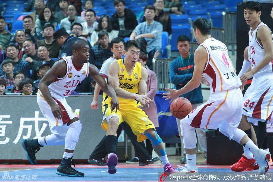 激战长人如林 李慕豪力拔山兮 帕戈神偷戏法 麦克奎尔快下接球腾空战斧劈扣,篮下人仰马翻霸气侧漏