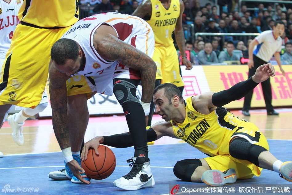 激战长人如林 李慕豪力拔山兮 帕戈神偷戏法 帕戈飞身救球撞入观众席人仰马翻,球迷惊呼伸手保护