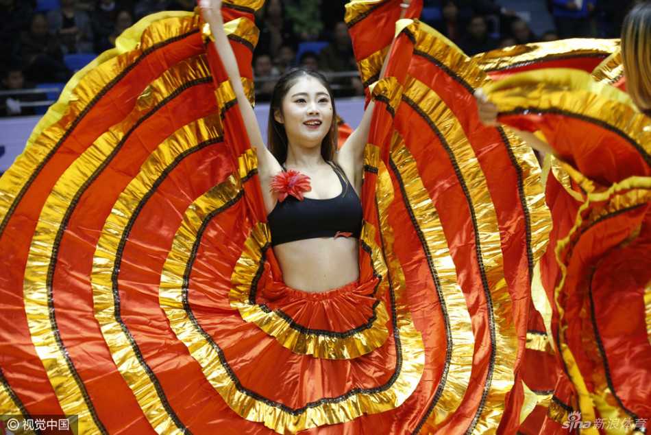 火辣宝贝燃爆赛场,CBA第十一轮激战正酣 回眸一笑百媚生,宝贝们的笑容如同冬日里的暖阳,瞬间融化了赛场上的紧张与焦灼。