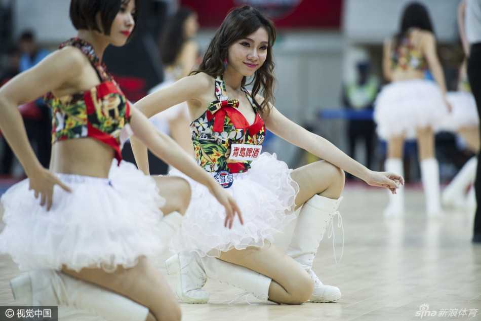 火辣宝贝燃爆赛场,CBA第十一轮激战正酣 舞动间,长发飘飘,她们用充满活力的舞步告诉所有人,这里是梦想与汗水交织的舞台。