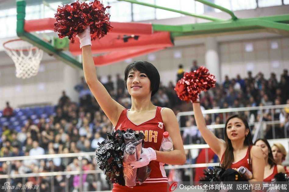 火辣舞姿燃爆赛场 巅峰啦啦队倾情助阵中国女篮 表演结束后,靓丽的啦啦队队员们簇拥在一起,面对镜头留下灿烂的合影,记录下这汗水与荣耀并存的瞬间。